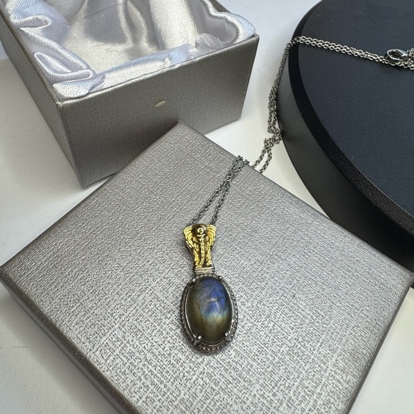 Karis Malagasy Labradorite Elephant Pendant in 18K YG - Picture 1 of 3